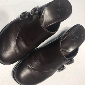 PRICE REDUCED!!--Womens Clark’s Clogs Sz 6M